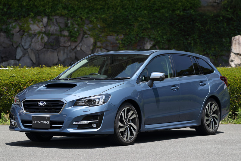 今までのイメージを踏襲しながら、フロントグリル、フロントバンパー、ヘッドライトの全てが新デザインとなった新型レヴォーグ。写真のボディカラーは新設された「ストームグレー・メタリック」で、今までのイメージカラーであった「スティールブルーグレー・メタリック」より青みが強い