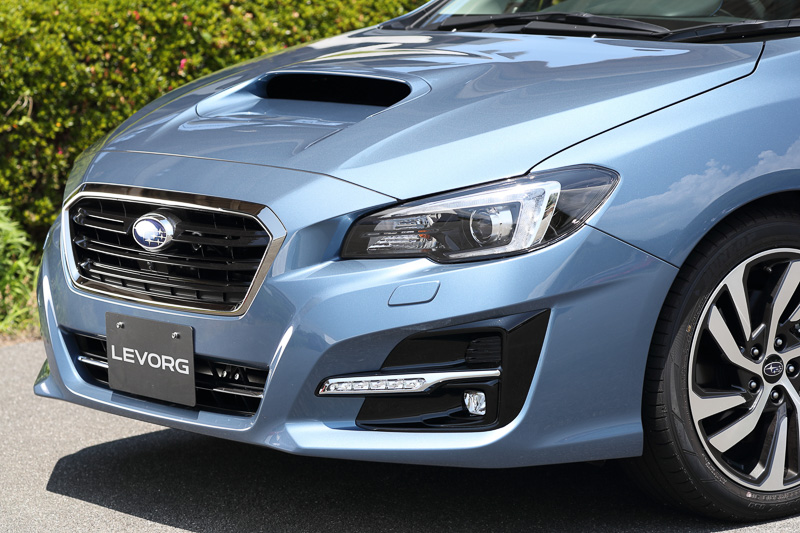 外観上の変更点のほとんどがフロントマスクに集中している。グリル、バンパー、ヘッドライト、全てが新デザインとなり、従来まで独立していたウインカーはヘッドライトユニットに内蔵された。また、バンパー下部の開口部にメッキパーツが追加された