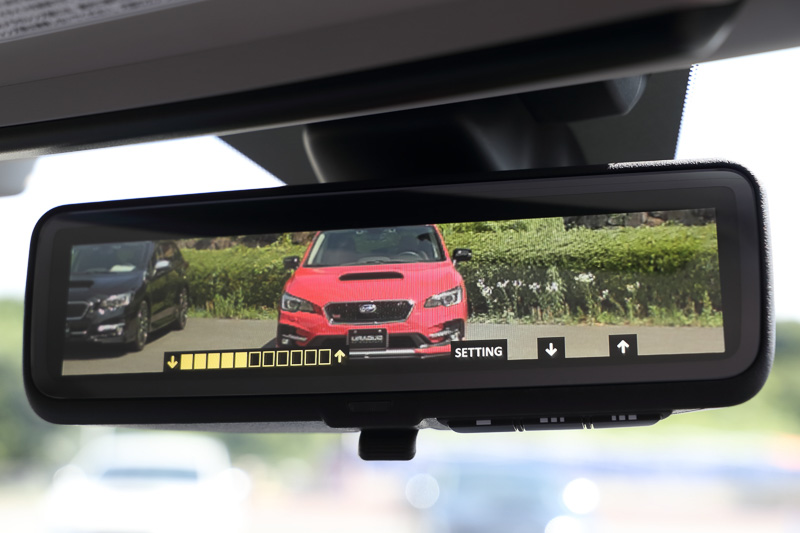 リアカメラの角度は室内で映像を確認しながら調整可能だ