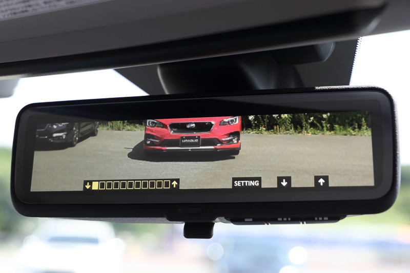 リアカメラの角度は室内で映像を確認しながら調整可能だ