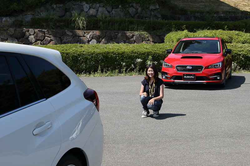 通常のルームミラーでは死角で見えないエリアも、スマートリヤビューミラーでは調整次第で確認できる。中央の写真は通常のルームミラーを使用した場合で、右の写真はスマートリヤビューミラーを使用した場合