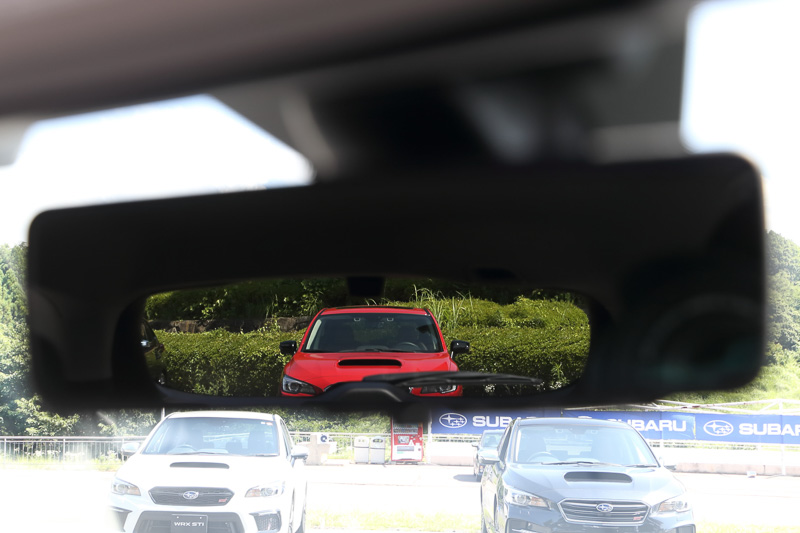 通常のルームミラーでは死角で見えないエリアも、スマートリヤビューミラーでは調整次第で確認できる。中央の写真は通常のルームミラーを使用した場合で、右の写真はスマートリヤビューミラーを使用した場合