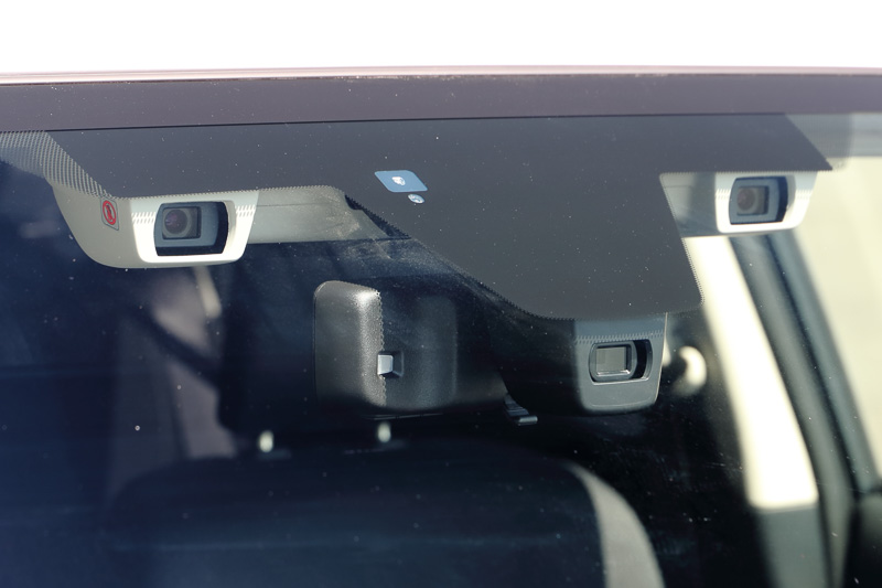 アイサイトの目となるフロントのステレオカメラ。中央部の単眼カメラはハイビームアシスト用