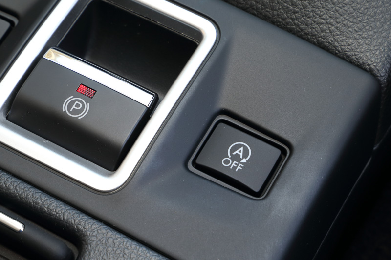 レギュラーガソリン仕様の水平対向4気筒DOHC 1.6リッター直噴ターボエンジン「FB16」。実用燃費を向上させたというFB16エンジンのJC08モード燃費は16.0km/Lで、従来型の17.6km/Lから大幅に下がっている。アイドリングストップ機構を備えるのは1.6リッターモデルのみだ