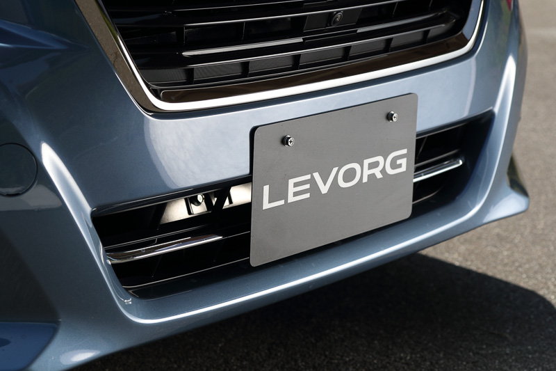 バンパー下部の開口部にメッキパーツが追加された