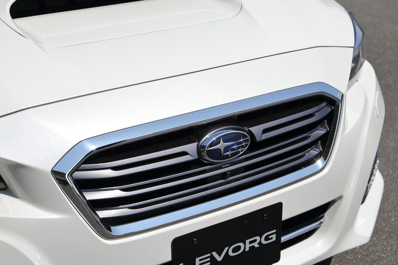 新デザインのヘキサゴングリル（写真は1.6GT EyeSight S-Style）