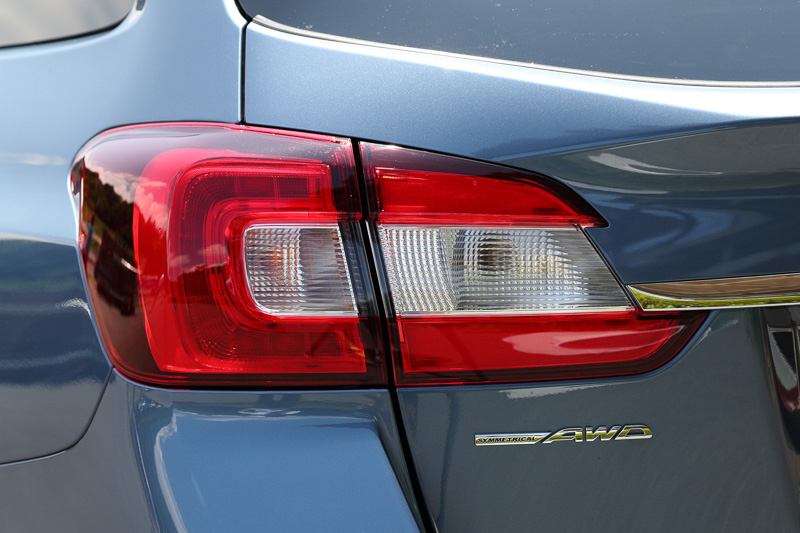 リアのテールランプまわりは変わらず、従来型と同じくバックフォグは右側