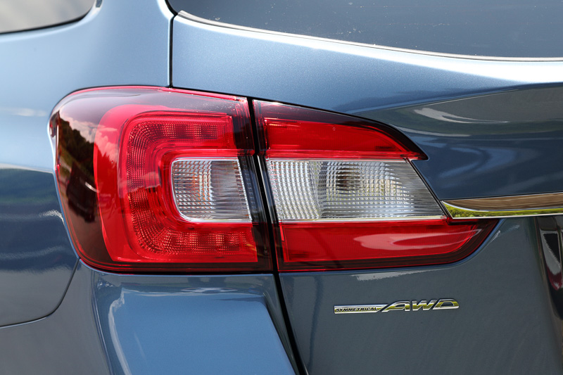 リアのテールランプまわりは変わらず、従来型と同じくバックフォグは右側