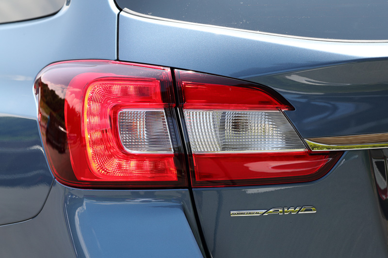 リアのテールランプまわりは変わらず、従来型と同じくバックフォグは右側