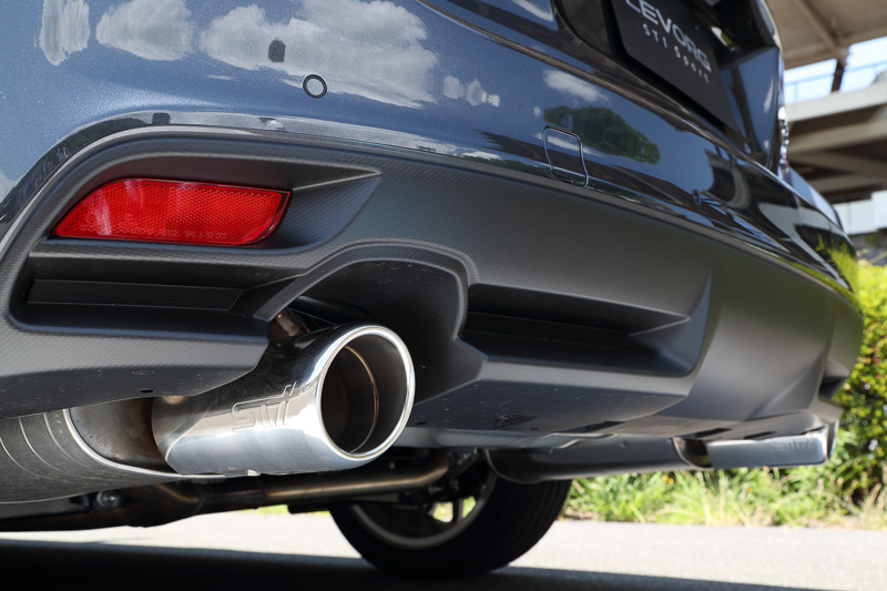 STI SportのマフラーにはSTIのイニシャルが入る