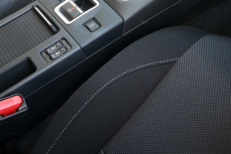 ファブリック/トリコットシートでも、メーカーオプションの「コールドウェザーパック」を選択すればフロントシートヒーターが選択できるようになった