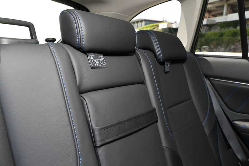 センターアームレストにはベルトが追加され、使い勝手が向上した