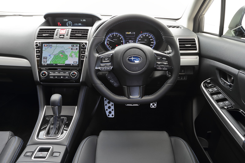 ステアリングの加飾をブラックに統一