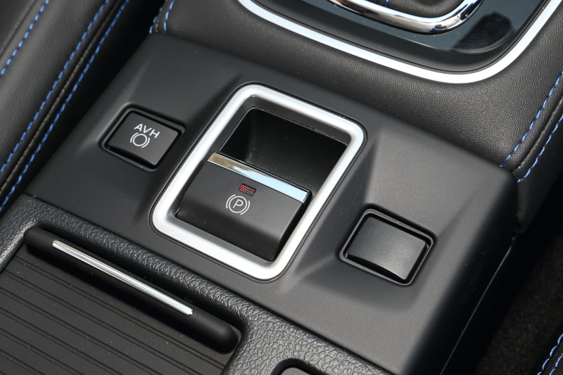 電動パーキングブレーキのスイッチまわりや、後席のアームレストに内蔵されたカップホルダーまわりのデザインをブラックと金属調の縁取りに変更された