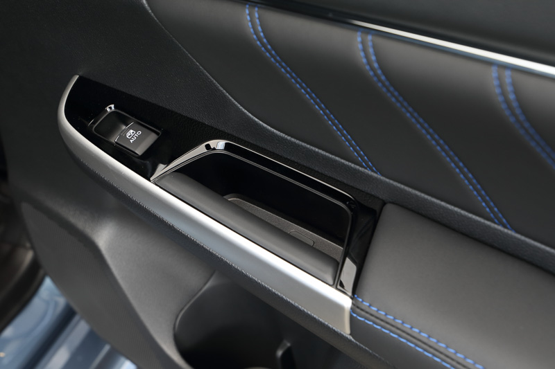 スイッチパネルまわりの加飾を艶のあるブラックに変更