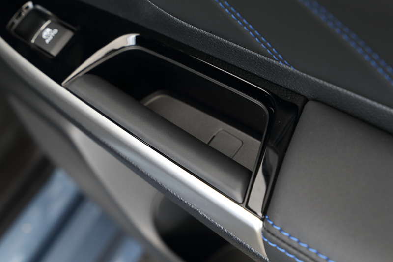 ドアグリップの形状が刷新され、握りやすくなった