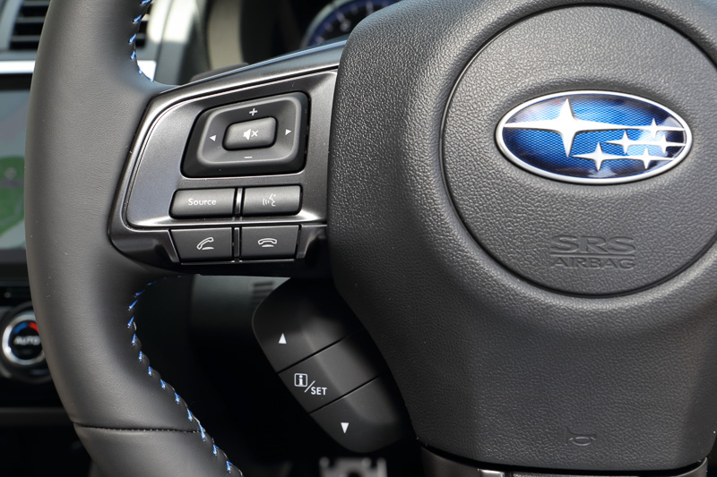 ステアリングに装着されているスイッチのレイアウトに変更はないが、右手側の操作スイッチでは左上のイラストがステアリングのアイコンに変更されている