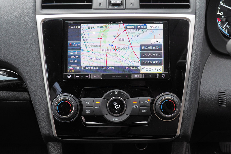 従来型の7インチナビとエアコンのコントロールパネル