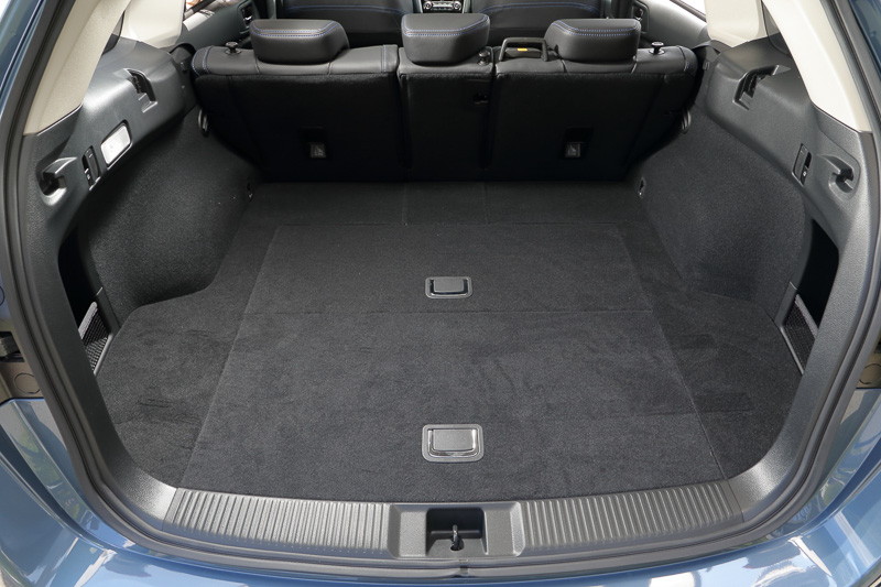 奥が浅底、手前が深底の大容量のサブトランクは従来どおり