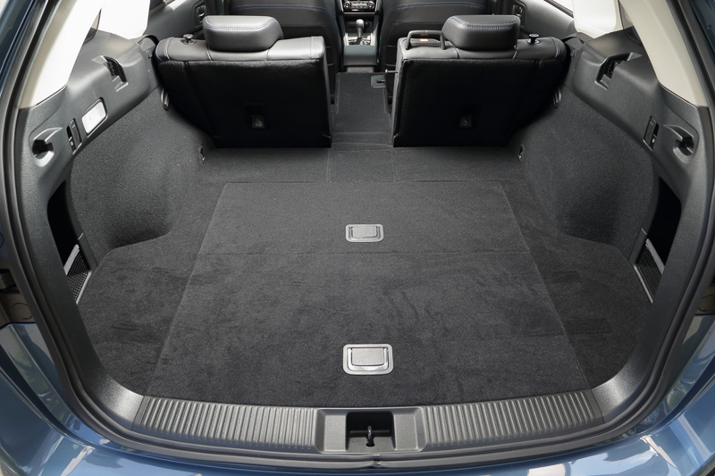 奥が浅底、手前が深底の大容量のサブトランクは従来どおり