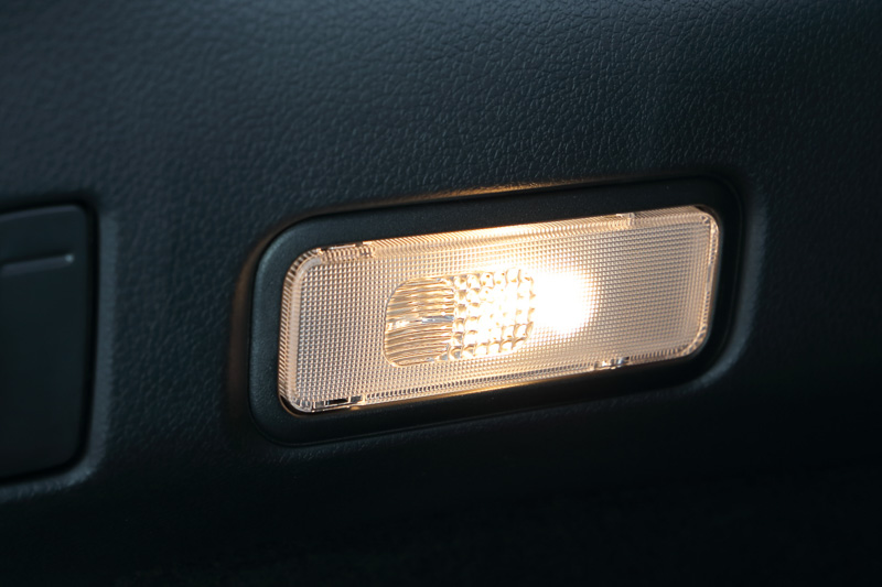 カーゴルームランプのON/OFFはランプ自体を押し込んで行なう