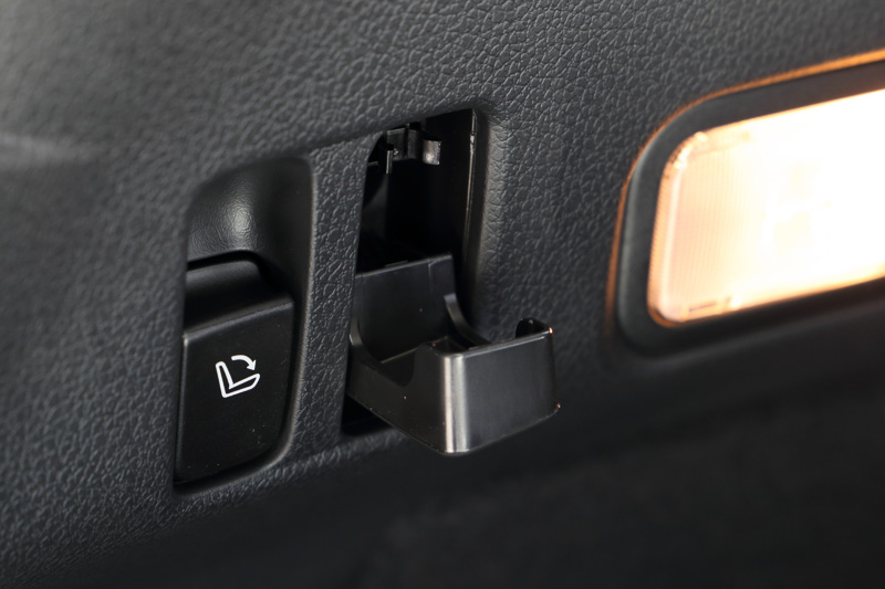 カーゴルームからリアシートを倒すことができるリアシートフォールディングスイッチ（左）と、引き出し式のカーゴサイドフック（右）