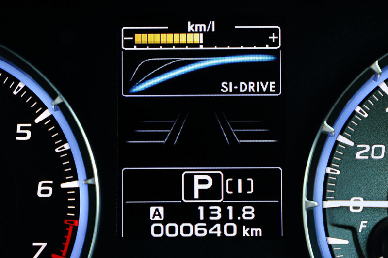 メーター内のマルチインフォメーションディスプレイは、運転に必要不可欠な情報をシンプルに表示する。写真は2.0リッターモデルのもの