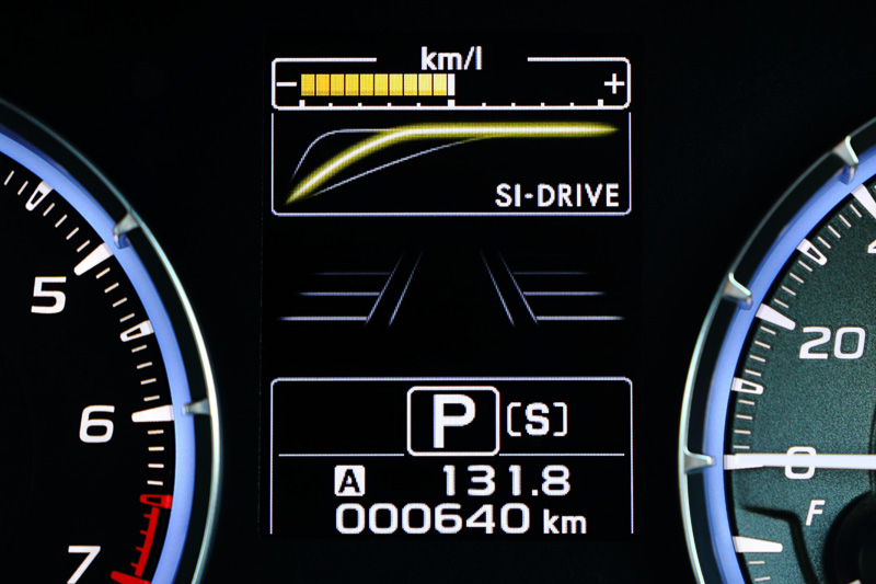 メーター内のマルチインフォメーションディスプレイは、運転に必要不可欠な情報をシンプルに表示する。写真は2.0リッターモデルのもの