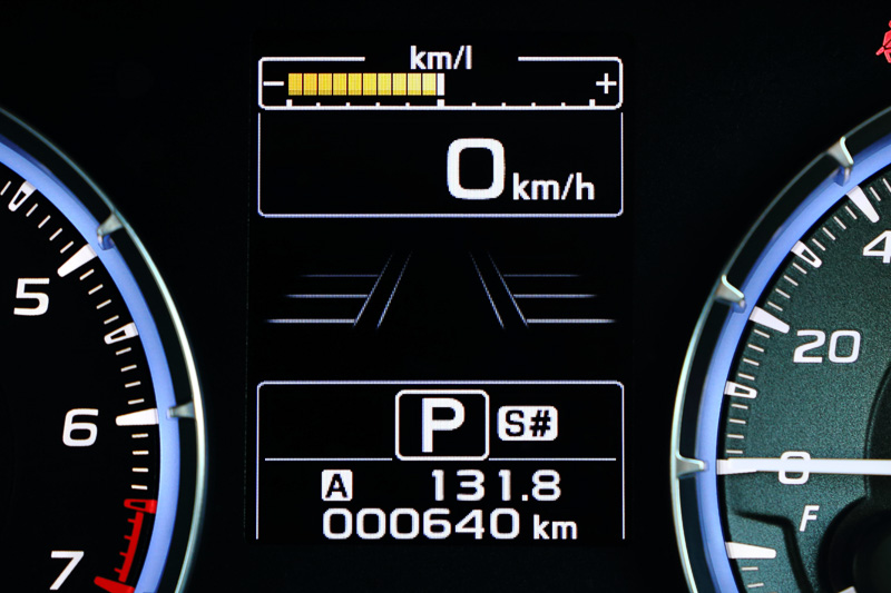 メーター内のマルチインフォメーションディスプレイは、運転に必要不可欠な情報をシンプルに表示する。写真は2.0リッターモデルのもの