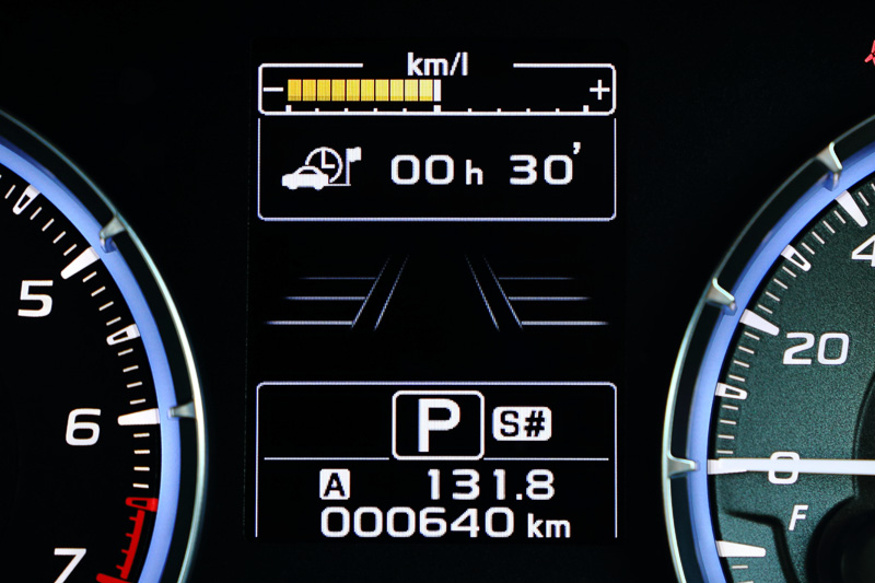 メーター内のマルチインフォメーションディスプレイは、運転に必要不可欠な情報をシンプルに表示する。写真は2.0リッターモデルのもの