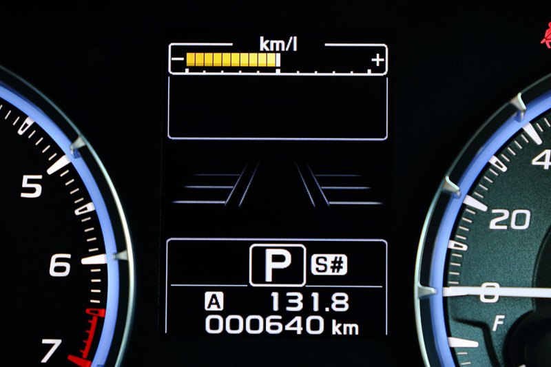 メーター内のマルチインフォメーションディスプレイは、運転に必要不可欠な情報をシンプルに表示する。写真は2.0リッターモデルのもの