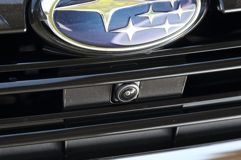 フロントグリルに設置されたフロントカメラで前方の死角をMFDに映す「フロントビューモニター」