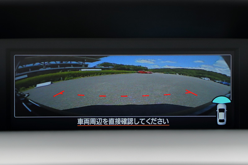 フロントグリルに設置されたフロントカメラで前方の死角をMFDに映す「フロントビューモニター」