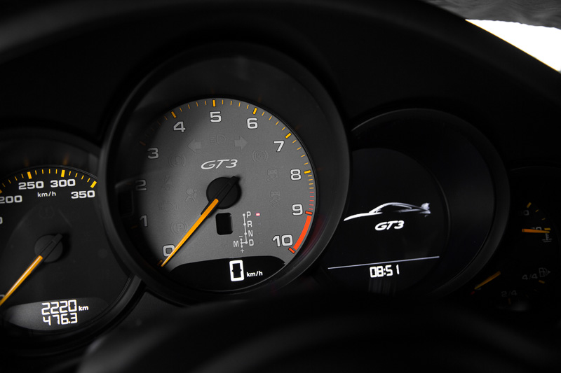 トランスミッションは専用に調整された7速DCT（PDK）を標準装備。0-100km/h加速は3.4秒、最高速は318km/h