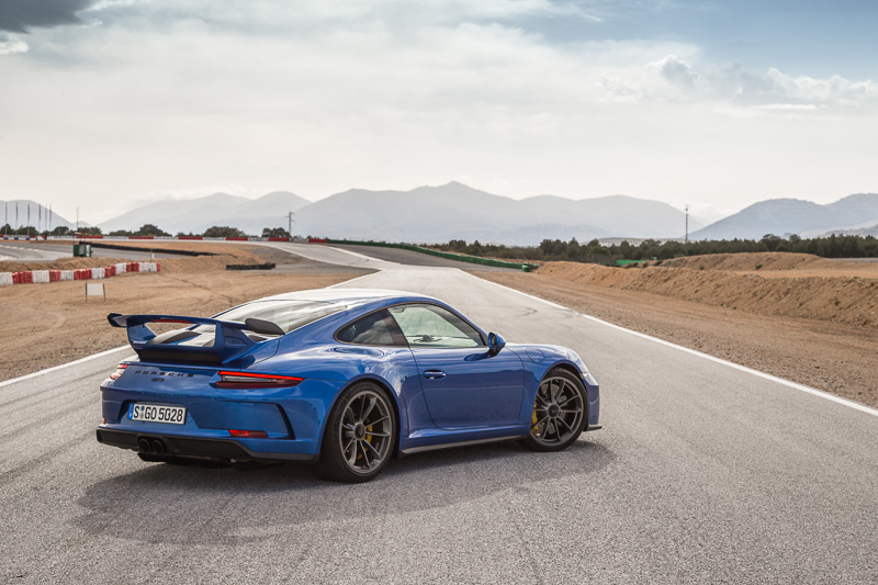 ボディサイズは4562×1852×1271mm（全長×全幅×全高）、ホイールベースは2457mm。最高出力368kW（500PS）/8250rpm、最大トルク460Nm/6000rpmを発生する水平対向6気筒 4.0リッターエンジンを搭載