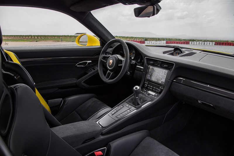 911 GT3は標準装備の「スポーツシート プラス」のほか、「アダプティブ スポーツシート プラス」「スポーツバケットシート」「CFRP製フルバケットシート」を用意