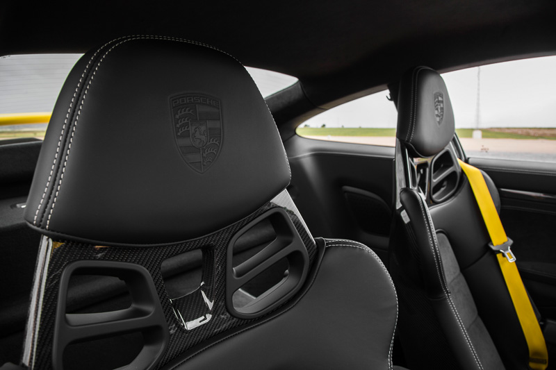 911 GT3は標準装備の「スポーツシート プラス」のほか、「アダプティブ スポーツシート プラス」「スポーツバケットシート」「CFRP製フルバケットシート」を用意