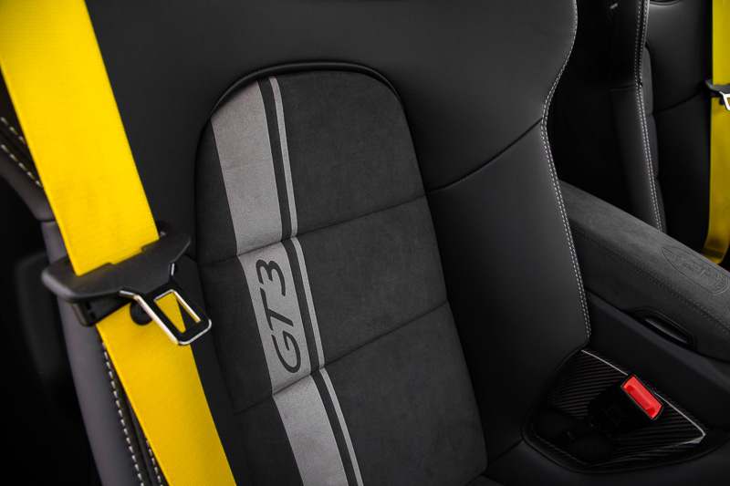911 GT3は標準装備の「スポーツシート プラス」のほか、「アダプティブ スポーツシート プラス」「スポーツバケットシート」「CFRP製フルバケットシート」を用意