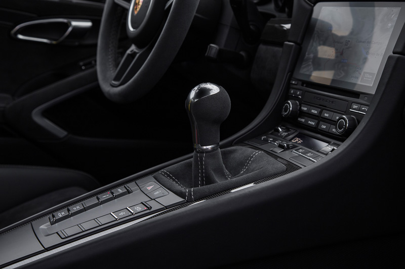 オプションとして6速MTも用意。6速MT車の0-100km/h加速は3.9秒、最高速は320km/h