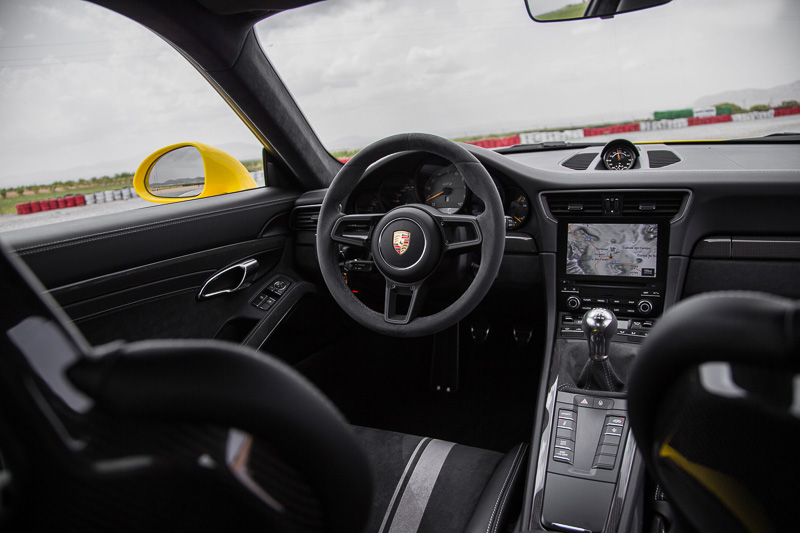 オプションとして6速MTも用意。6速MT車の0-100km/h加速は3.9秒、最高速は320km/h