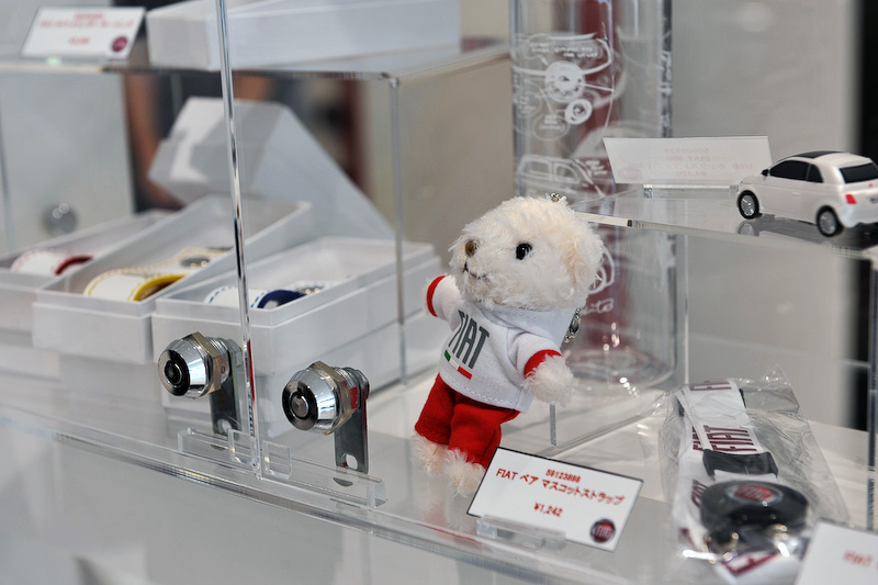 フィアットブランドのアパレル製品やグッズが並ぶ