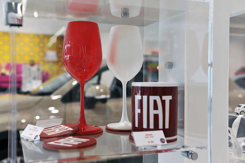 フィアットブランドのアパレル製品やグッズが並ぶ
