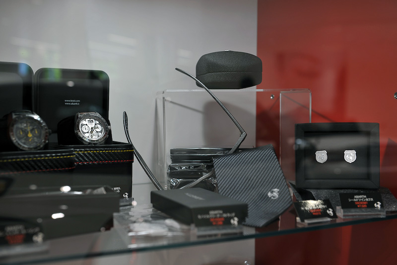 アバルトブランドのアパレル製品やグッズの販売も