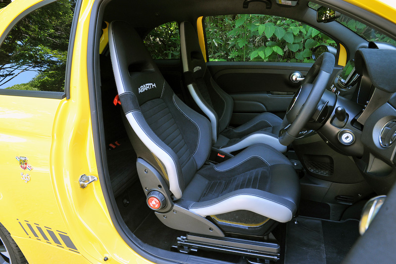 ブラックを基調にしたスポーティ感の高いインテリアでは、ヘッドレスト一体型のSabelt製スポーツシート/カーボンシェル（前席）やブースト計、スポーツペダルなどを装備。仕様変更により新形状のステアリングホイールを採用したほか、メーターパネル内のGメーターのグラフィックを改め、さらにグローブボックスとカップホルダーを追加して使い勝手を高めている