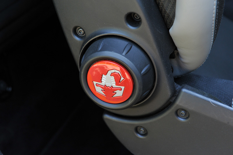 ブラックを基調にしたスポーティ感の高いインテリアでは、ヘッドレスト一体型のSabelt製スポーツシート/カーボンシェル（前席）やブースト計、スポーツペダルなどを装備。仕様変更により新形状のステアリングホイールを採用したほか、メーターパネル内のGメーターのグラフィックを改め、さらにグローブボックスとカップホルダーを追加して使い勝手を高めている