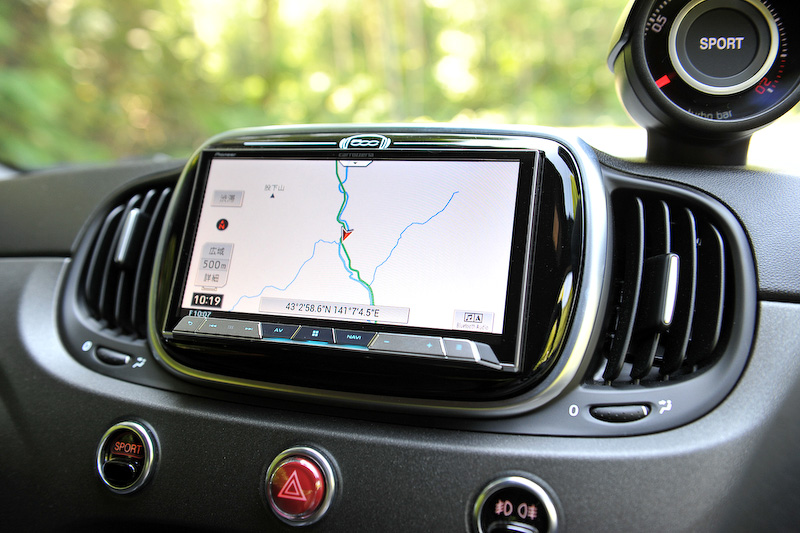 ブラックを基調にしたスポーティ感の高いインテリアでは、ヘッドレスト一体型のSabelt製スポーツシート/カーボンシェル（前席）やブースト計、スポーツペダルなどを装備。仕様変更により新形状のステアリングホイールを採用したほか、メーターパネル内のGメーターのグラフィックを改め、さらにグローブボックスとカップホルダーを追加して使い勝手を高めている