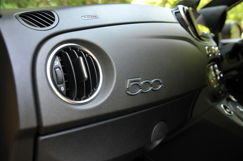 ブラックを基調にしたスポーティ感の高いインテリアでは、ヘッドレスト一体型のSabelt製スポーツシート/カーボンシェル（前席）やブースト計、スポーツペダルなどを装備。仕様変更により新形状のステアリングホイールを採用したほか、メーターパネル内のGメーターのグラフィックを改め、さらにグローブボックスとカップホルダーを追加して使い勝手を高めている