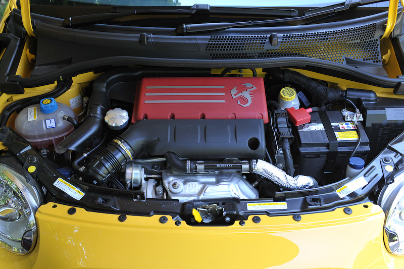 仕様変更に伴い、エクステリアでは前後バンパーをよりアグレッシブなデザインに仕上げるとともに、フロントバンパーにLEDデイランプを追加。また、エアインテークにワンメイクレース仕様車からインスピレーションを受けたという「ABARTH」の浮き文字を設定したほか、リアコンビネーションランプの形状も変更を受けている。そのほか595 コンペティツィオーネ専用10スポーク 17インチアロイホイールにピレリ「P ZERO NERO」(205/40 R17)を、足まわりはKONI製ショックアブソーバー&ハイパフォーマンスコイルスプリングを装着するとともに、フロントにはブレンボ製4ピストンキャリパーが奢られるなど本格的なスポーツモデルに仕上がっている