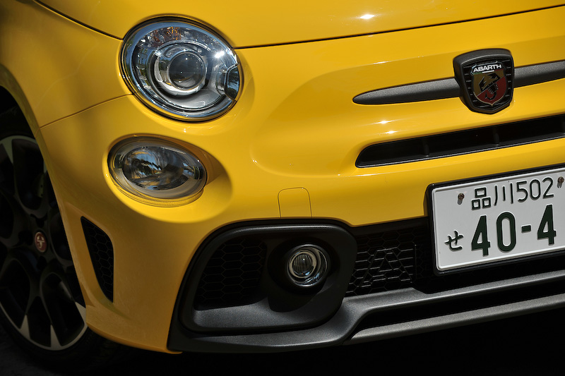 仕様変更に伴い、エクステリアでは前後バンパーをよりアグレッシブなデザインに仕上げるとともに、フロントバンパーにLEDデイランプを追加。また、エアインテークにワンメイクレース仕様車からインスピレーションを受けたという「ABARTH」の浮き文字を設定したほか、リアコンビネーションランプの形状も変更を受けている。そのほか595 コンペティツィオーネ専用10スポーク 17インチアロイホイールにピレリ「P ZERO NERO」(205/40 R17)を、足まわりはKONI製ショックアブソーバー&ハイパフォーマンスコイルスプリングを装着するとともに、フロントにはブレンボ製4ピストンキャリパーが奢られるなど本格的なスポーツモデルに仕上がっている