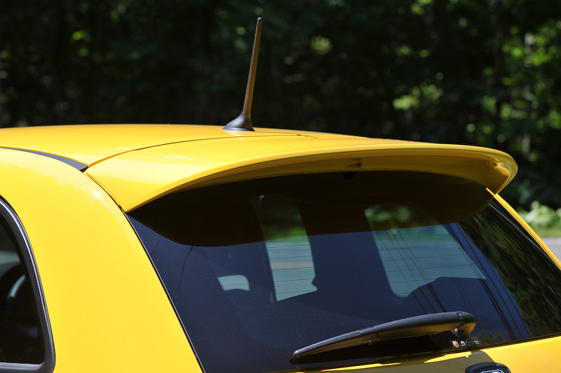 仕様変更に伴い、エクステリアでは前後バンパーをよりアグレッシブなデザインに仕上げるとともに、フロントバンパーにLEDデイランプを追加。また、エアインテークにワンメイクレース仕様車からインスピレーションを受けたという「ABARTH」の浮き文字を設定したほか、リアコンビネーションランプの形状も変更を受けている。そのほか595 コンペティツィオーネ専用10スポーク 17インチアロイホイールにピレリ「P ZERO NERO」（205/40 R17）を、足まわりはKONI製ショックアブソーバー＆ハイパフォーマンスコイルスプリングを装着するとともに、フロントにはブレンボ製4ピストンキャリパーが奢られるなど本格的なスポーツモデルに仕上がっている